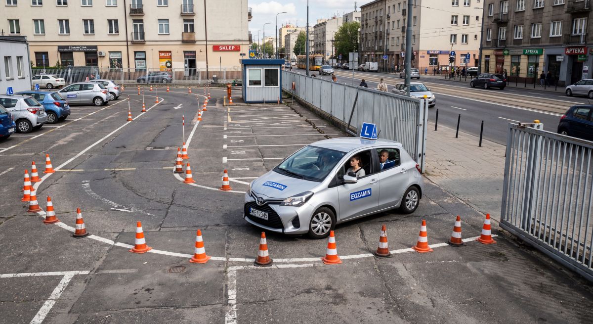 Samochód egzaminacyjny wykonuje manewr na placu egzaminacyjnym podczas egzaminu na prawo jazdy